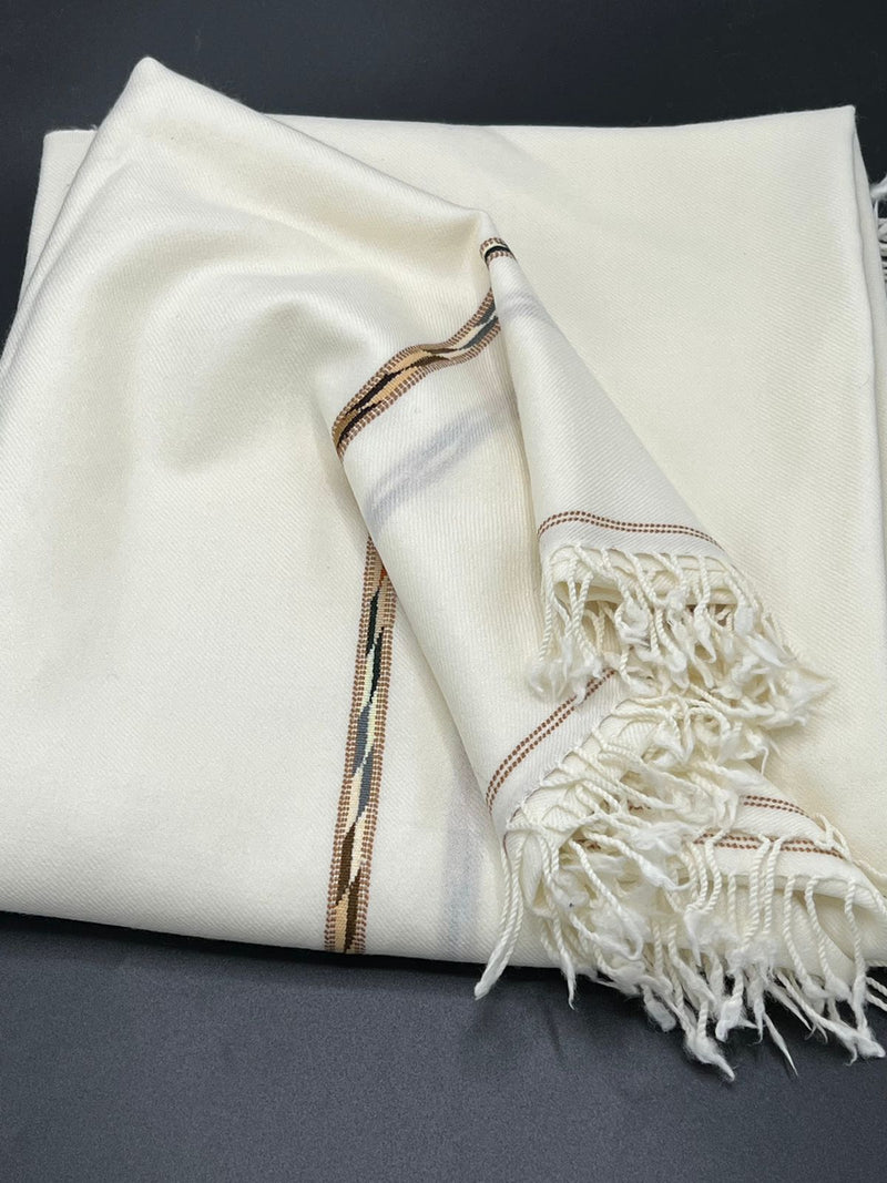 specaial shawl  100 woolen and handmade